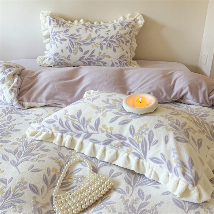 91家纺网 家纺一手货源 找家纺 潘朵拉家纺 2025立体着色雕花系列牛奶绒四件套 叶韵-紫