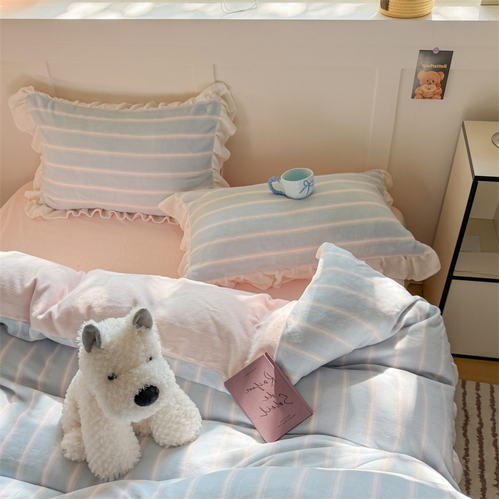 91家纺网 家纺一手货源 找家纺 潘朵拉家纺 2025条纹花边牛奶绒四件套 条纹曲-蓝粉