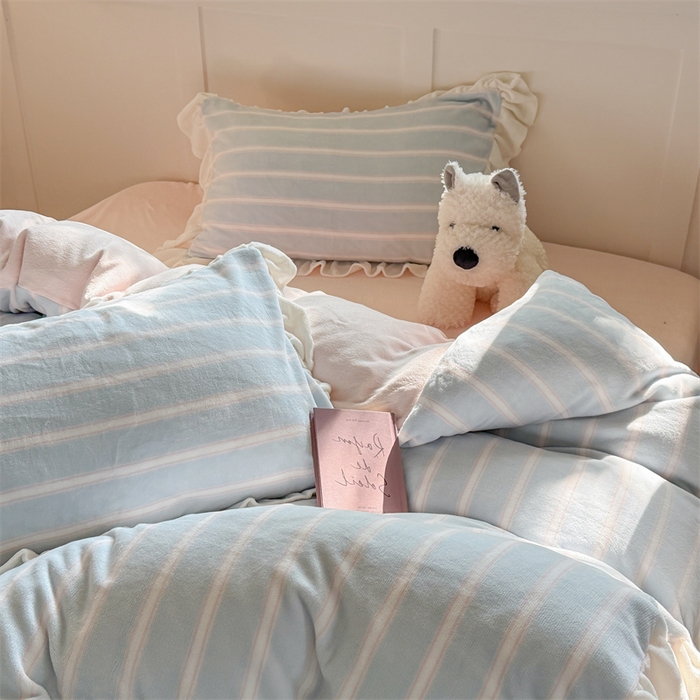 91家纺网 家纺一手货源 找家纺 潘朵拉家纺 2025条纹花边牛奶绒四件套 条纹曲-蓝粉