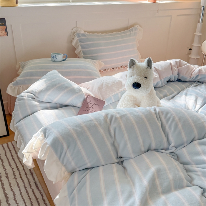 91家纺网 家纺一手货源 找家纺 潘朵拉家纺 2025条纹花边牛奶绒四件套 条纹曲-蓝粉