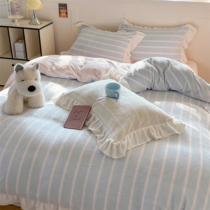 91家纺网 家纺一手货源 找家纺 潘朵拉家纺 2025条纹花边牛奶绒四件套 条纹曲-蓝粉