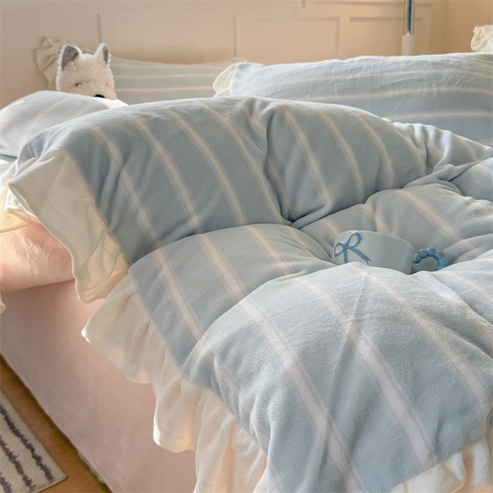 91家纺网 家纺一手货源 找家纺 潘朵拉家纺 2025条纹花边牛奶绒四件套 条纹曲-蓝粉