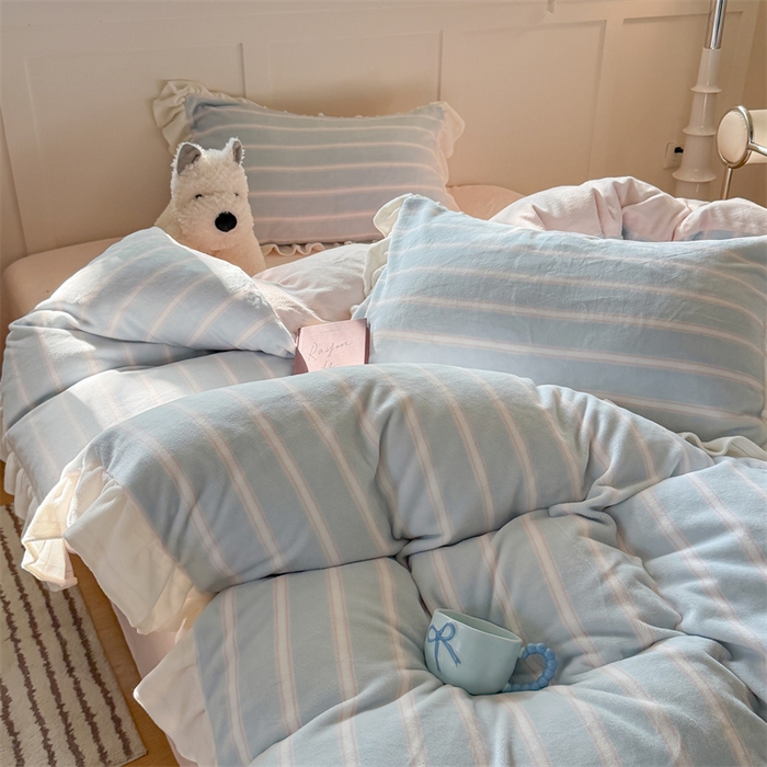 91家纺网 家纺一手货源 找家纺 潘朵拉家纺 2025条纹花边牛奶绒四件套 条纹曲-蓝粉