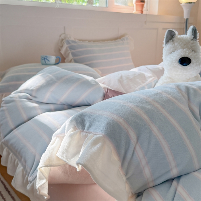 91家纺网 家纺一手货源 找家纺 潘朵拉家纺 2025条纹花边牛奶绒四件套 条纹曲-蓝粉