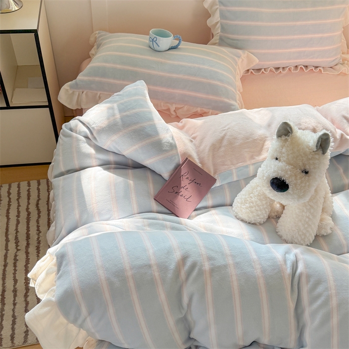 91家纺网 家纺一手货源 找家纺 潘朵拉家纺 2025条纹花边牛奶绒四件套 条纹曲-蓝粉