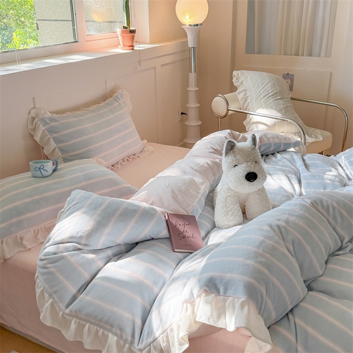 91家纺网 家纺一手货源 找家纺 潘朵拉家纺 2025条纹花边牛奶绒四件套 条纹曲-蓝粉