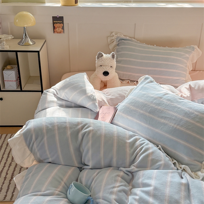 91家纺网 家纺一手货源 找家纺 潘朵拉家纺 2025条纹花边牛奶绒四件套 条纹曲-蓝粉