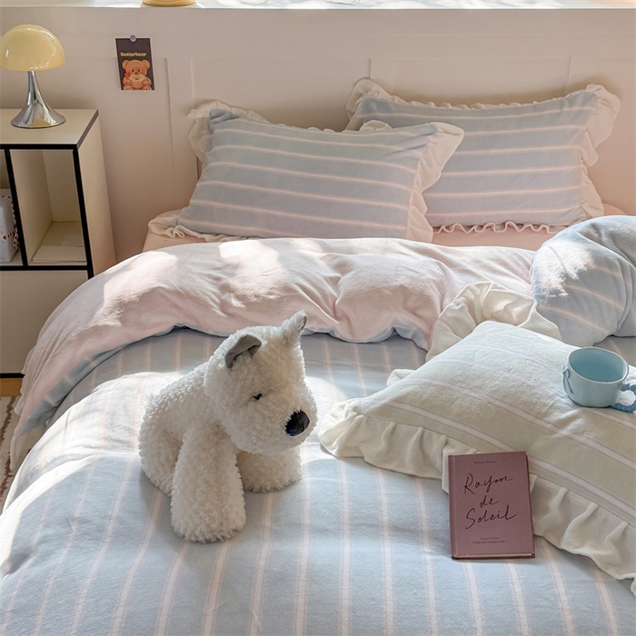 91家纺网 家纺一手货源 找家纺 潘朵拉家纺 2025条纹花边牛奶绒四件套 条纹曲-蓝粉