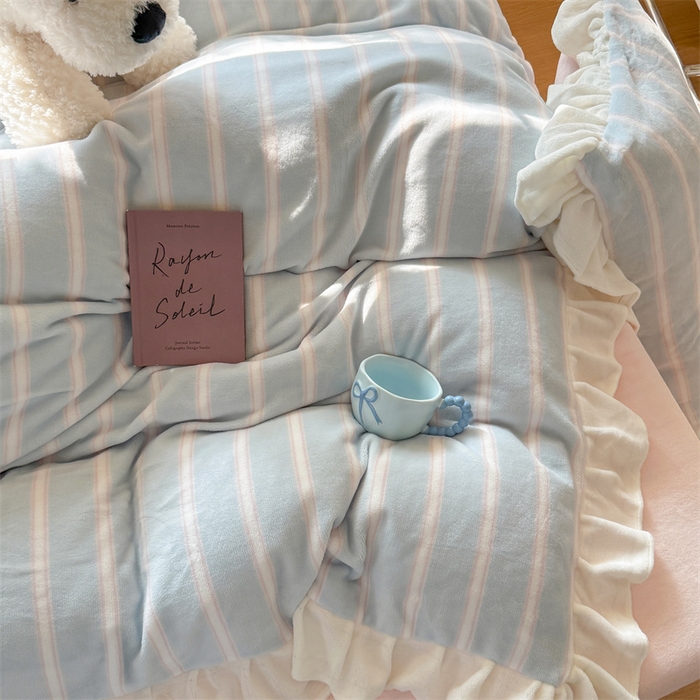 91家纺网 家纺一手货源 找家纺 潘朵拉家纺 2025条纹花边牛奶绒四件套 条纹曲-蓝粉