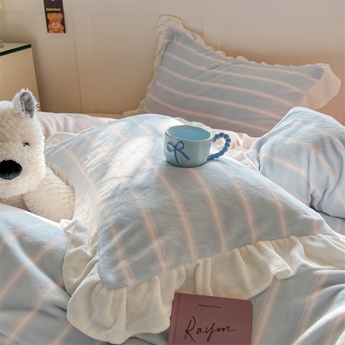 91家纺网 家纺一手货源 找家纺 潘朵拉家纺 2025条纹花边牛奶绒四件套 条纹曲-蓝粉