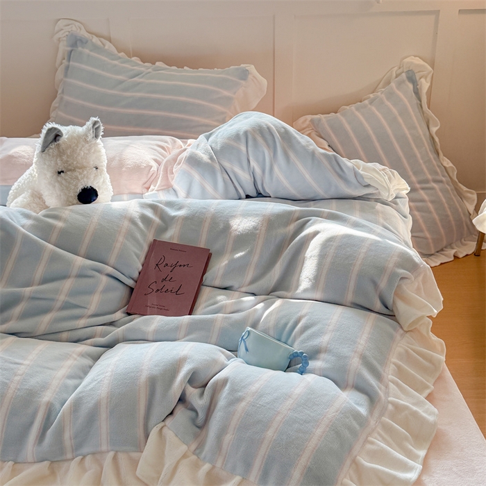 91家纺网 家纺一手货源 找家纺 潘朵拉家纺 2025条纹花边牛奶绒四件套 条纹曲-蓝粉