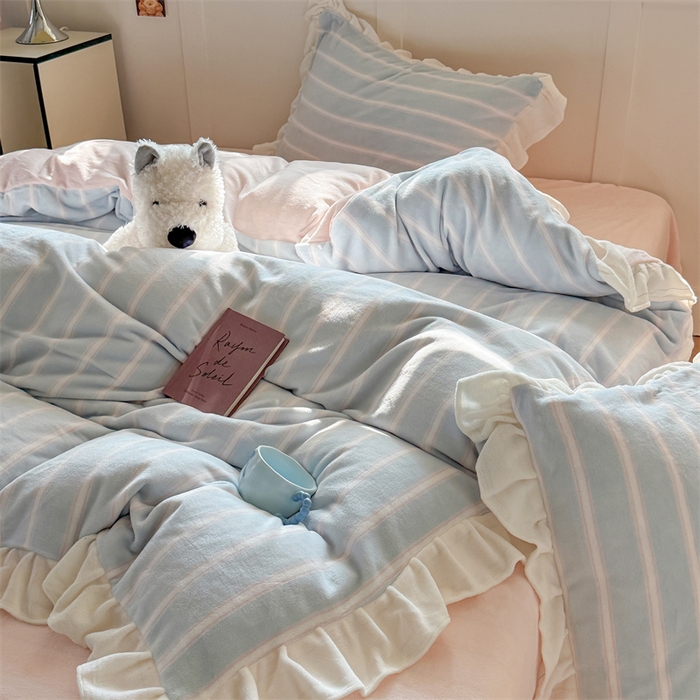 91家纺网 家纺一手货源 找家纺 潘朵拉家纺 2025条纹花边牛奶绒四件套 条纹曲-蓝粉