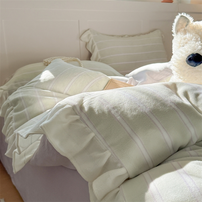 91家纺网 家纺一手货源 找家纺 潘朵拉家纺 2025条纹花边牛奶绒四件套 条纹曲-绿紫