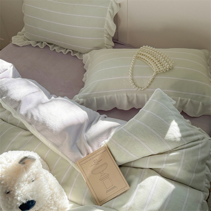 91家纺网 家纺一手货源 找家纺 潘朵拉家纺 2025条纹花边牛奶绒四件套 条纹曲-绿紫