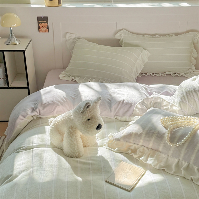 91家纺网 家纺一手货源 找家纺 潘朵拉家纺 2025条纹花边牛奶绒四件套 条纹曲-绿紫