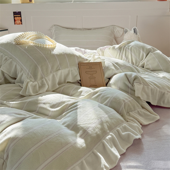 91家纺网 家纺一手货源 找家纺 潘朵拉家纺 2025条纹花边牛奶绒四件套 条纹曲-绿紫