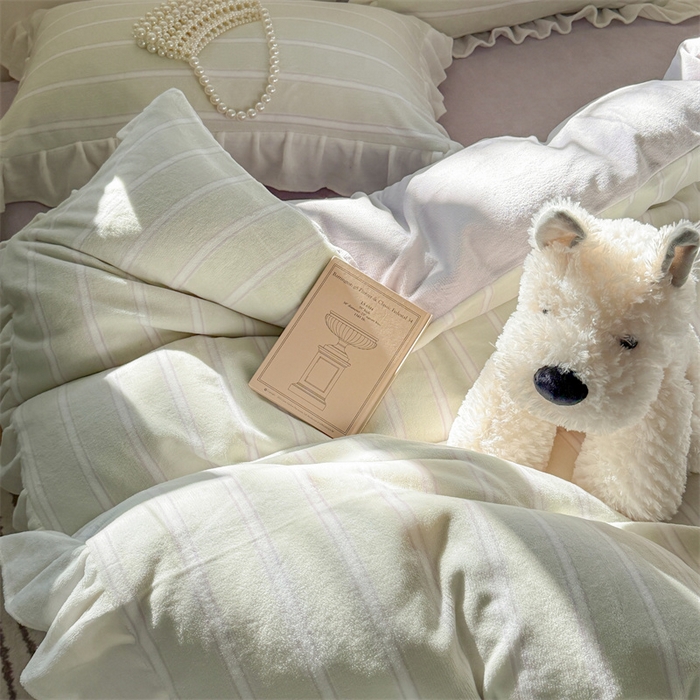 91家纺网 家纺一手货源 找家纺 潘朵拉家纺 2025条纹花边牛奶绒四件套 条纹曲-绿紫