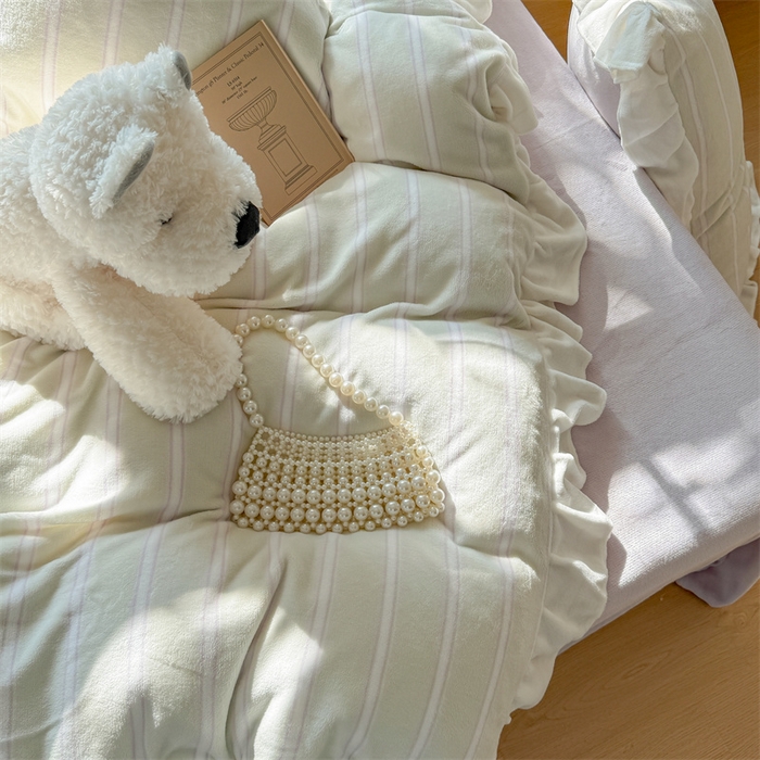 91家纺网 家纺一手货源 找家纺 潘朵拉家纺 2025条纹花边牛奶绒四件套 条纹曲-绿紫