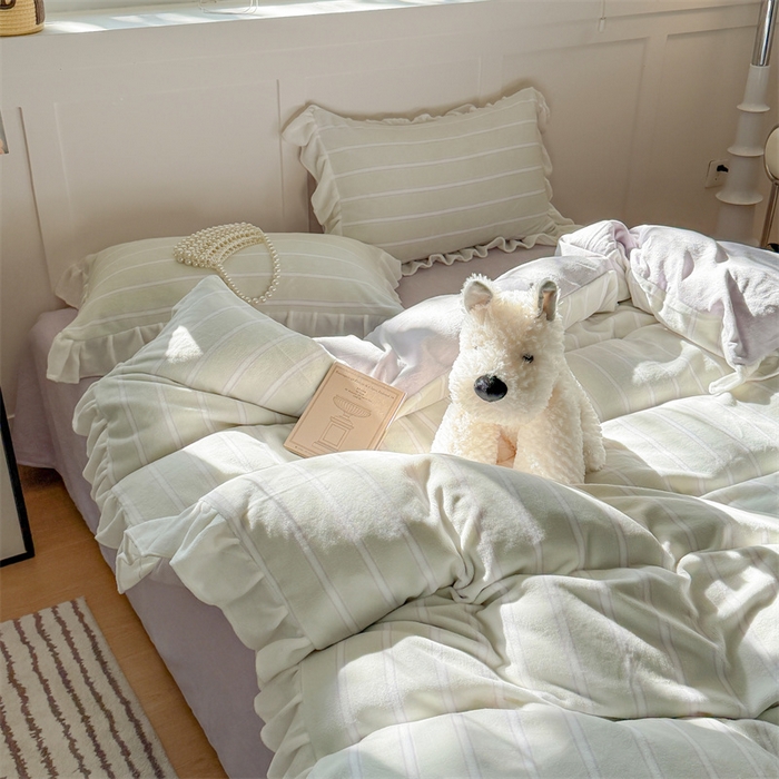 91家纺网 家纺一手货源 找家纺 潘朵拉家纺 2025条纹花边牛奶绒四件套 条纹曲-绿紫