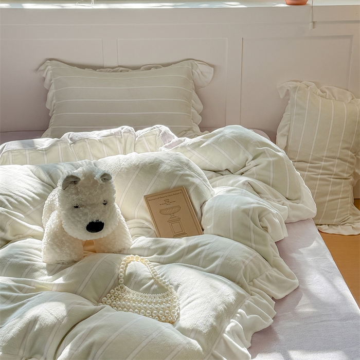 91家纺网 家纺一手货源 找家纺 潘朵拉家纺 2025条纹花边牛奶绒四件套 条纹曲-绿紫