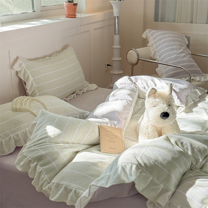 91家纺网 家纺一手货源 找家纺 潘朵拉家纺 2025条纹花边牛奶绒四件套 条纹曲-绿紫