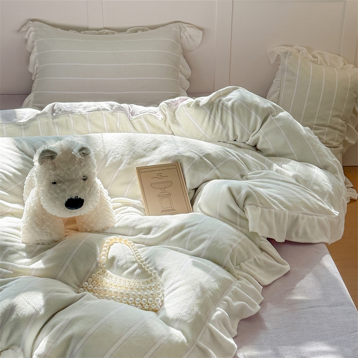 91家纺网 家纺一手货源 找家纺 潘朵拉家纺 2025条纹花边牛奶绒四件套 条纹曲-绿紫