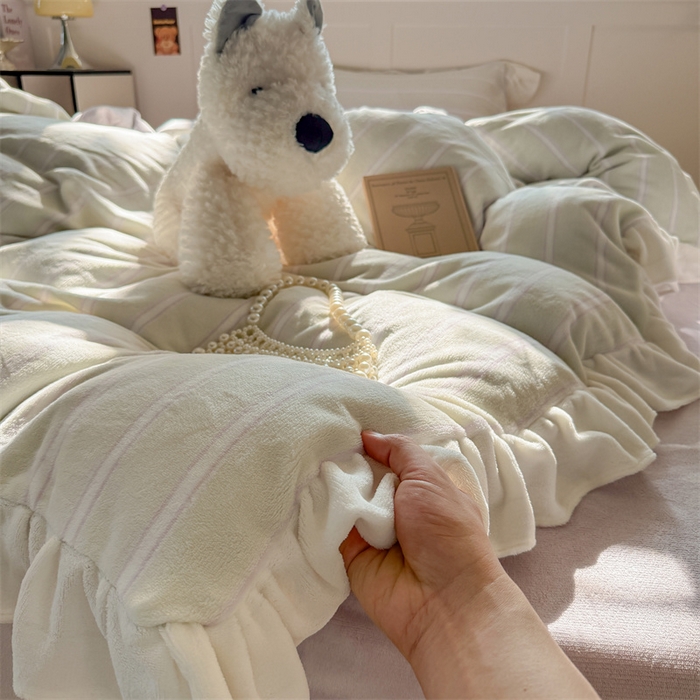 91家纺网 家纺一手货源 找家纺 潘朵拉家纺 2025条纹花边牛奶绒四件套 条纹曲-绿紫