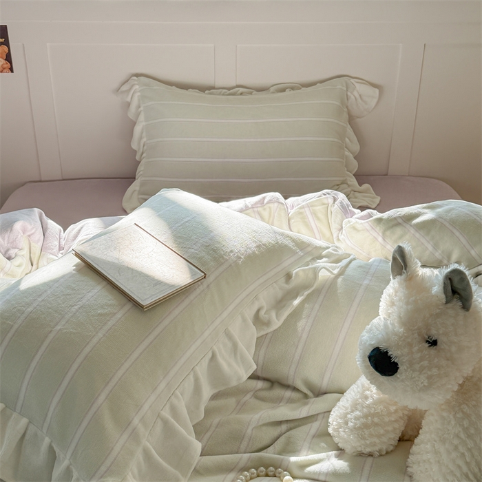 91家纺网 家纺一手货源 找家纺 潘朵拉家纺 2025条纹花边牛奶绒四件套 条纹曲-绿紫