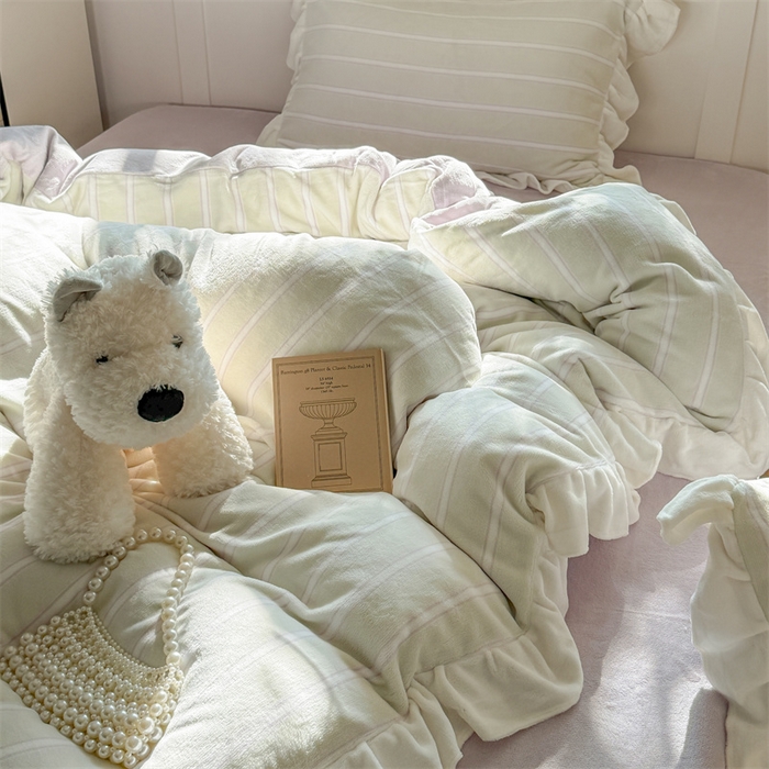 91家纺网 家纺一手货源 找家纺 潘朵拉家纺 2025条纹花边牛奶绒四件套 条纹曲-绿紫