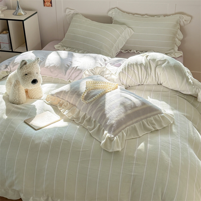 91家纺网 家纺一手货源 找家纺 潘朵拉家纺 2025条纹花边牛奶绒四件套 条纹曲-绿紫