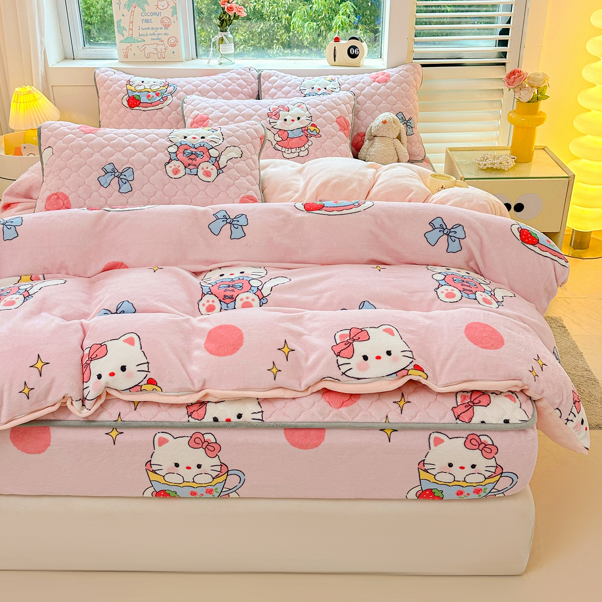 91家纺网 家纺一手货源 找家纺 康纳利 2024新款A类抗菌加厚牛奶绒印花夹棉包边床笠可搭配同款四件套提供买家秀 甜心猫咪