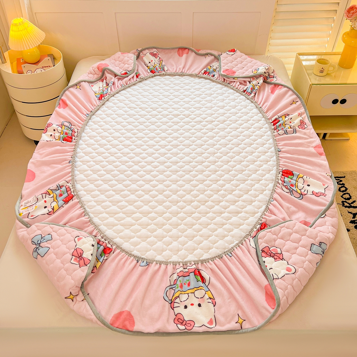 91家纺网 家纺一手货源 找家纺 康纳利 2024新款A类抗菌加厚牛奶绒印花夹棉包边床笠可搭配同款四件套提供买家秀 甜心猫咪