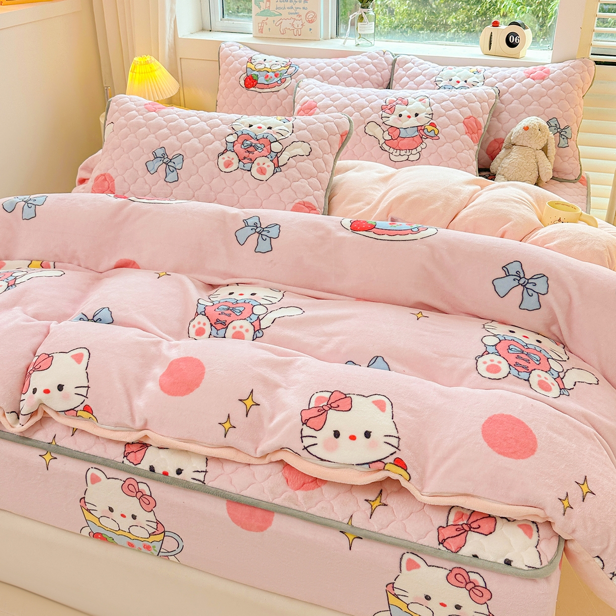 91家纺网 家纺一手货源 找家纺 康纳利 2024新款A类抗菌加厚牛奶绒印花夹棉包边床笠可搭配同款四件套提供买家秀 甜心猫咪