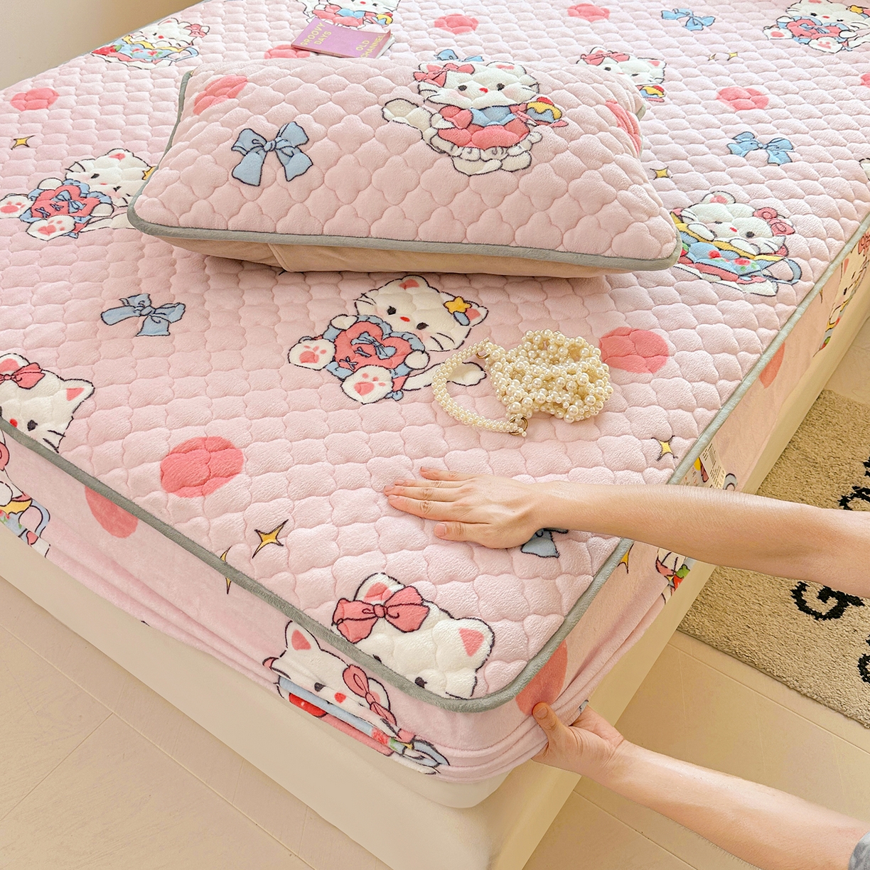 91家纺网 家纺一手货源 找家纺 康纳利 2024新款A类抗菌加厚牛奶绒印花夹棉包边床笠可搭配同款四件套提供买家秀 甜心猫咪