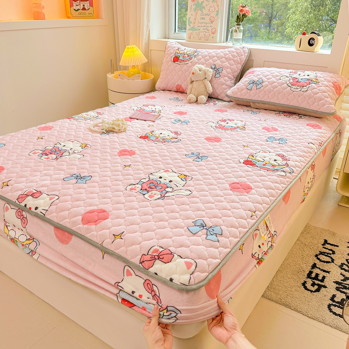 91家纺网 家纺一手货源 找家纺 康纳利 2024新款A类抗菌加厚牛奶绒印花夹棉包边床笠可搭配同款四件套提供买家秀 甜心猫咪