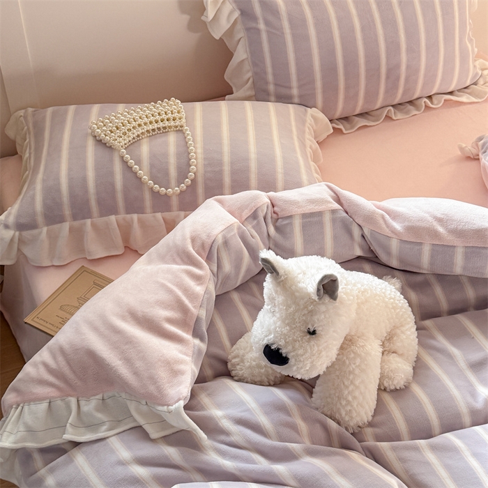 91家纺网 家纺一手货源 找家纺 潘朵拉家纺 2025条纹花边牛奶绒四件套 条纹曲-紫粉