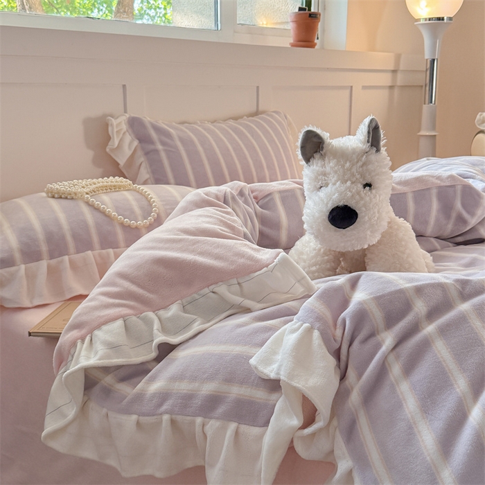 91家纺网 家纺一手货源 找家纺 潘朵拉家纺 2025条纹花边牛奶绒四件套 条纹曲-紫粉