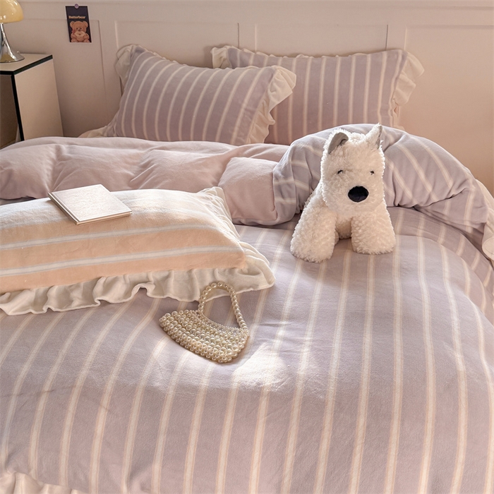 91家纺网 家纺一手货源 找家纺 潘朵拉家纺 2025条纹花边牛奶绒四件套 条纹曲-紫粉