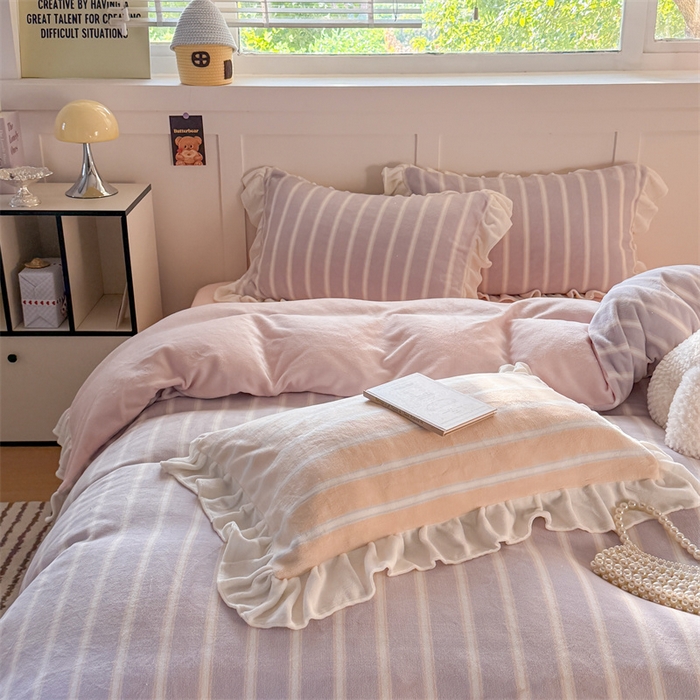 91家纺网 家纺一手货源 找家纺 潘朵拉家纺 2025条纹花边牛奶绒四件套 条纹曲-紫粉