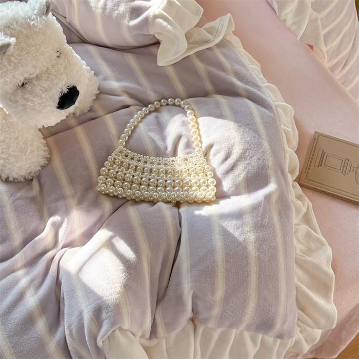 91家纺网 家纺一手货源 找家纺 潘朵拉家纺 2025条纹花边牛奶绒四件套 条纹曲-紫粉