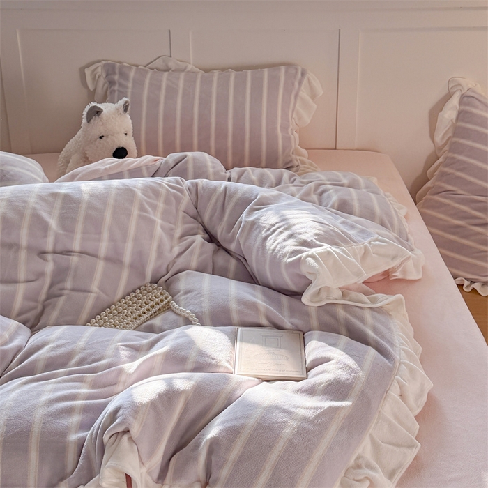 91家纺网 家纺一手货源 找家纺 潘朵拉家纺 2025条纹花边牛奶绒四件套 条纹曲-紫粉