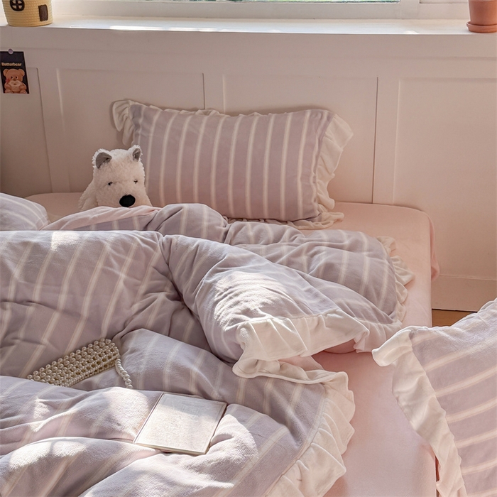 91家纺网 家纺一手货源 找家纺 潘朵拉家纺 2025条纹花边牛奶绒四件套 条纹曲-紫粉