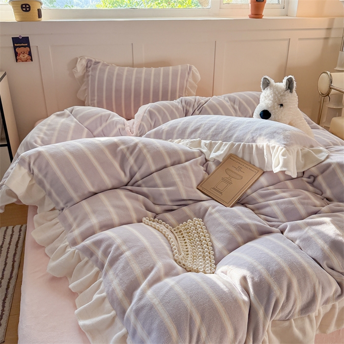 91家纺网 家纺一手货源 找家纺 潘朵拉家纺 2025条纹花边牛奶绒四件套 条纹曲-紫粉