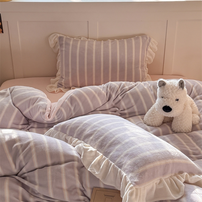 91家纺网 家纺一手货源 找家纺 潘朵拉家纺 2025条纹花边牛奶绒四件套 条纹曲-紫粉