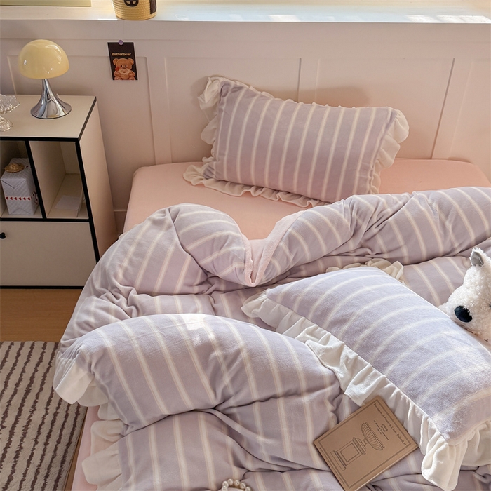 91家纺网 家纺一手货源 找家纺 潘朵拉家纺 2025条纹花边牛奶绒四件套 条纹曲-紫粉