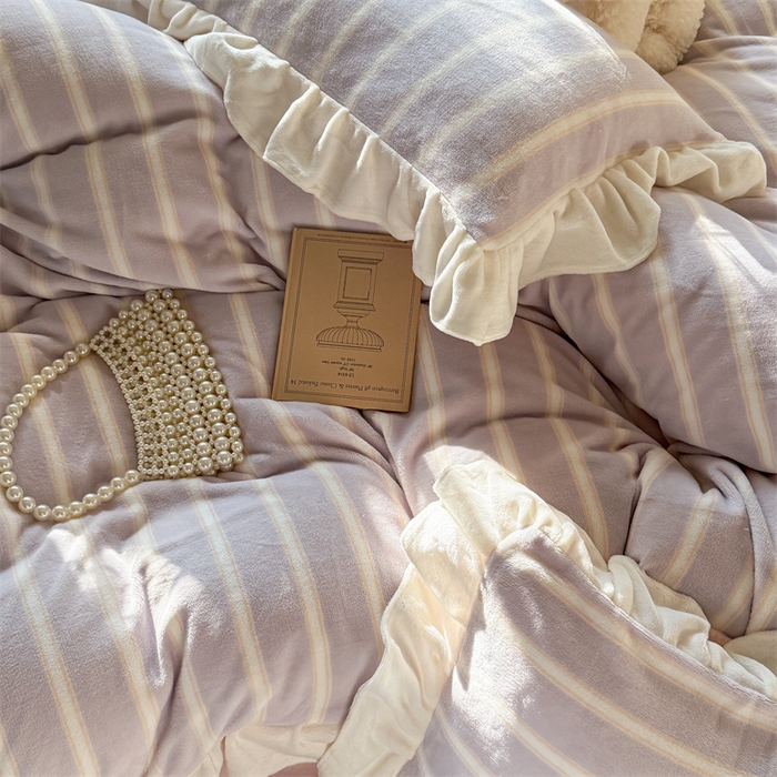 91家纺网 家纺一手货源 找家纺 潘朵拉家纺 2025条纹花边牛奶绒四件套 条纹曲-紫粉