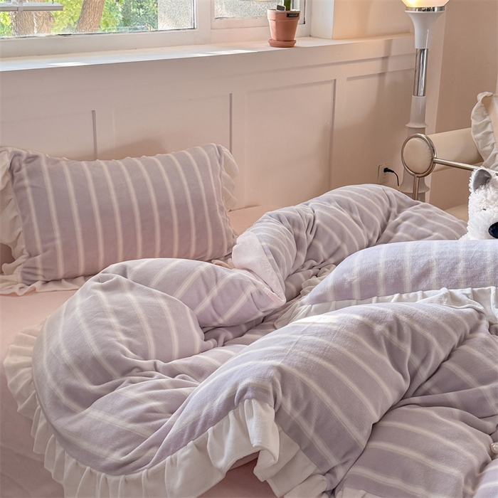 91家纺网 家纺一手货源 找家纺 潘朵拉家纺 2025条纹花边牛奶绒四件套 条纹曲-紫粉