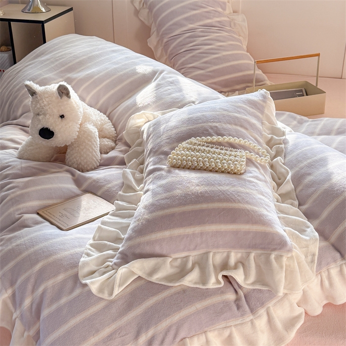 91家纺网 家纺一手货源 找家纺 潘朵拉家纺 2025条纹花边牛奶绒四件套 条纹曲-紫粉