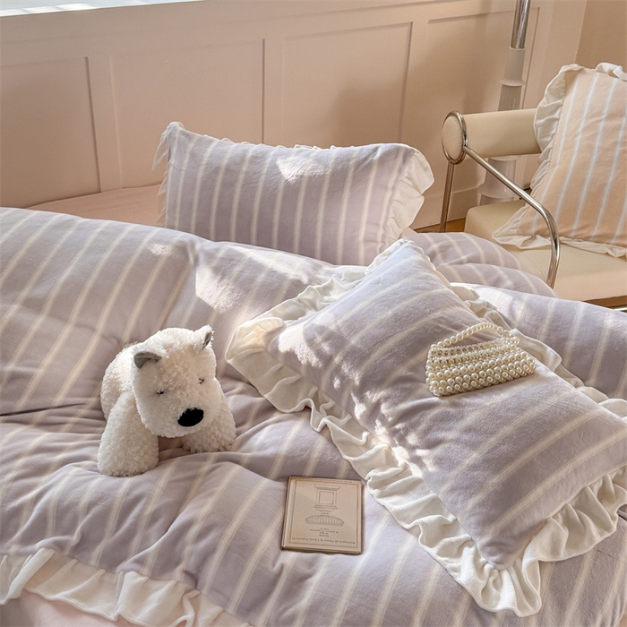 91家纺网 家纺一手货源 找家纺 潘朵拉家纺 2025条纹花边牛奶绒四件套 条纹曲-紫粉