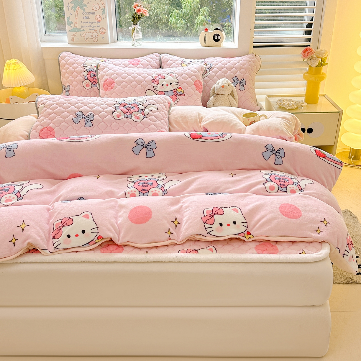 91家纺网 家纺一手货源 找家纺 康纳利 2024新款人气款A类牛奶绒印花夹棉床垫 甜心猫咪